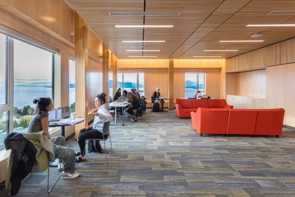 Participez au webinaire : Son et vibrations pour explorer l'acoustique du bois de masse, en comparant la transmission et l'absorption du son à celles de l'acier et du béton.