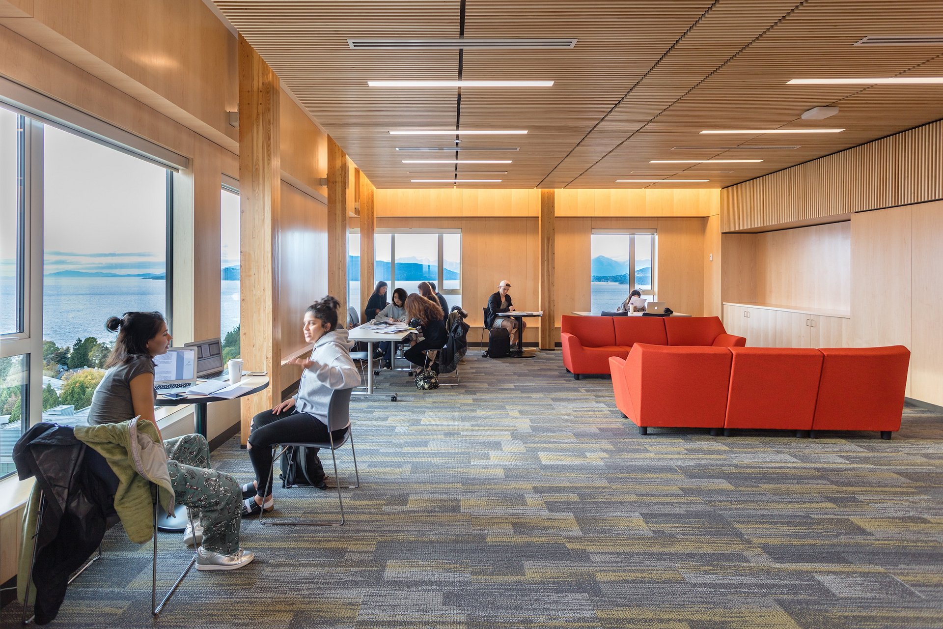 Participez au webinaire : Son et vibrations pour explorer l'acoustique du bois de masse, en comparant la transmission et l'absorption du son à celles de l'acier et du béton.